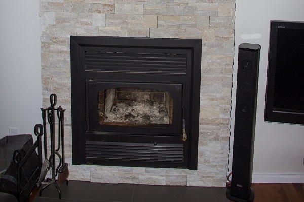 Grenier & Grenier, maçonnerie à Québec, maçonnerie, Québec, réalisations, résidentiel, salon, cheminé, mur, brique projet