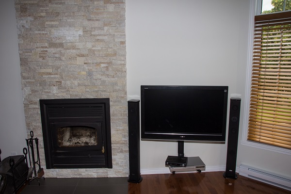 Grenier & Grenier, maçonnerie à Québec, maçonnerie, Québec, réalisations, résidentiel, salon, cheminé, mur, brique, projet