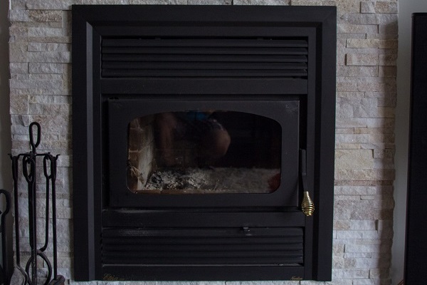 Grenier & Grenier, maçonnerie à Québec, maçonnerie, Québec, réalisations, résidentiel, salon, cheminé, mur, brique projet