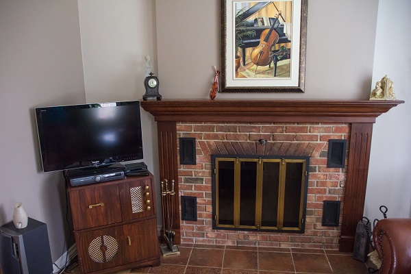 Grenier & Grenier, maçonnerie à Québec, maçonnerie, Québec, réalisations, résidentiel, salon, cheminé, mur, brique projet