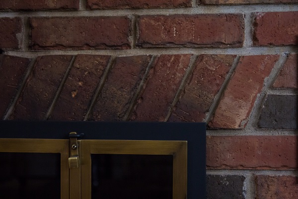 Grenier & Grenier, maçonnerie à Québec, maçonnerie, Québec, réalisations, résidentiel, salon, cheminé, mur, brique projet